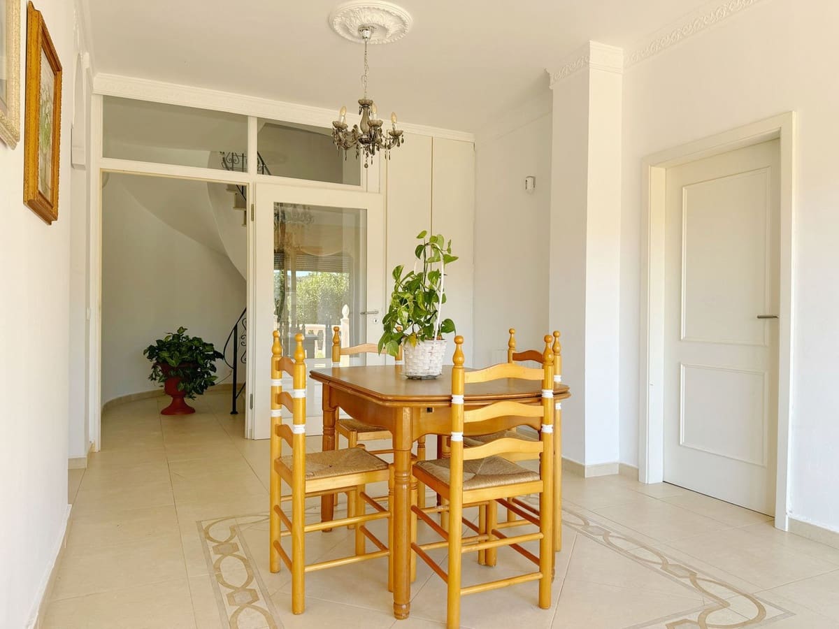 8 bedroom Villa for sale in Elviria with garage - € 1,450,000 (Ref: 9077269)