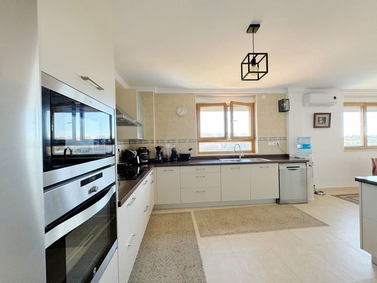 8 bedroom Villa for sale in Elviria with garage - € 1,450,000 (Ref: 9077269)