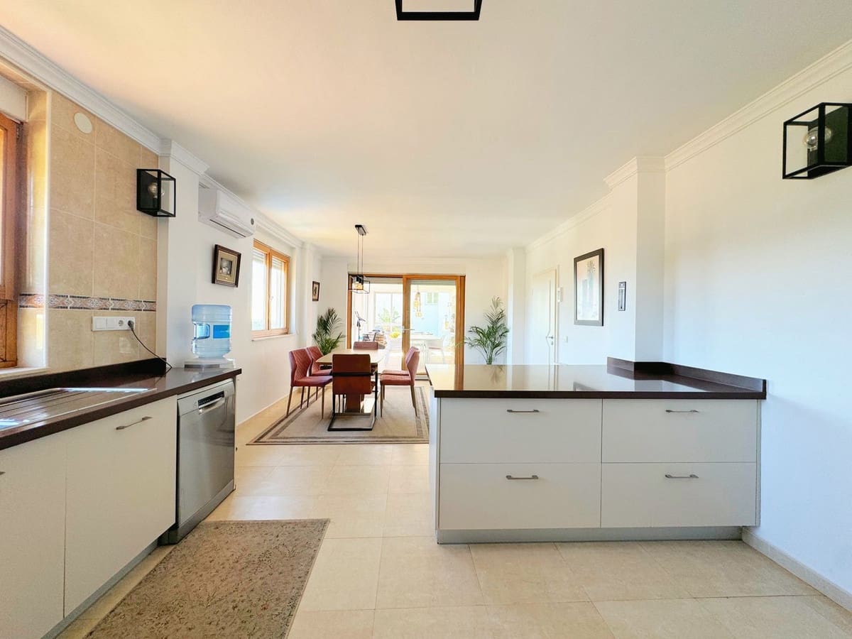 8 bedroom Villa for sale in Elviria with garage - € 1,450,000 (Ref: 9077269)