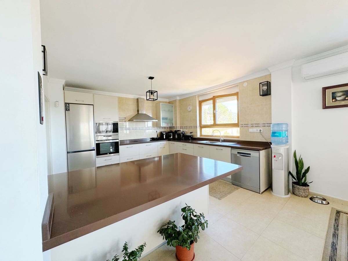8 bedroom Villa for sale in Elviria with garage - € 1,450,000 (Ref: 9077269)