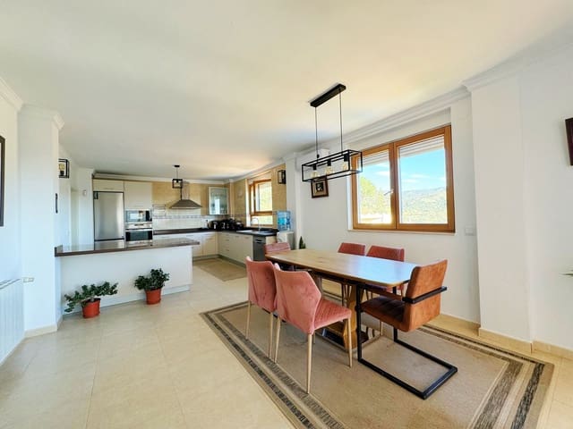 8 bedroom Villa for sale in Elviria, Marbella with garage - € 1,450,000 (Ref: 9077269)