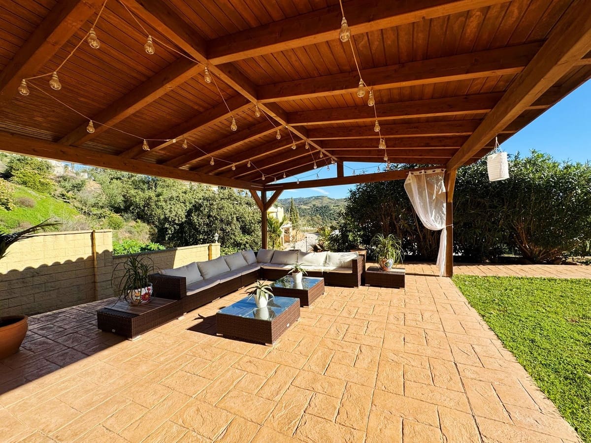 8 bedroom Villa for sale in Elviria with garage - € 1,450,000 (Ref: 9077269)