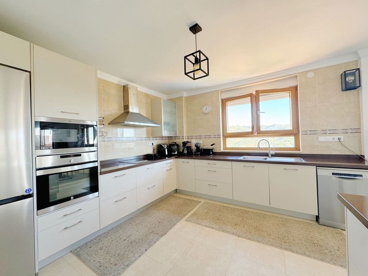 8 bedroom Villa for sale in Elviria with garage - € 1,450,000 (Ref: 9077269)