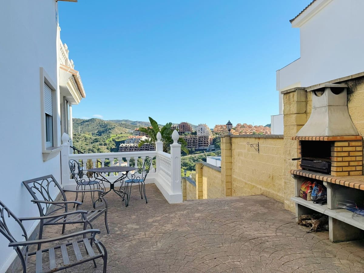8 bedroom Villa for sale in Elviria with garage - € 1,450,000 (Ref: 9077269)