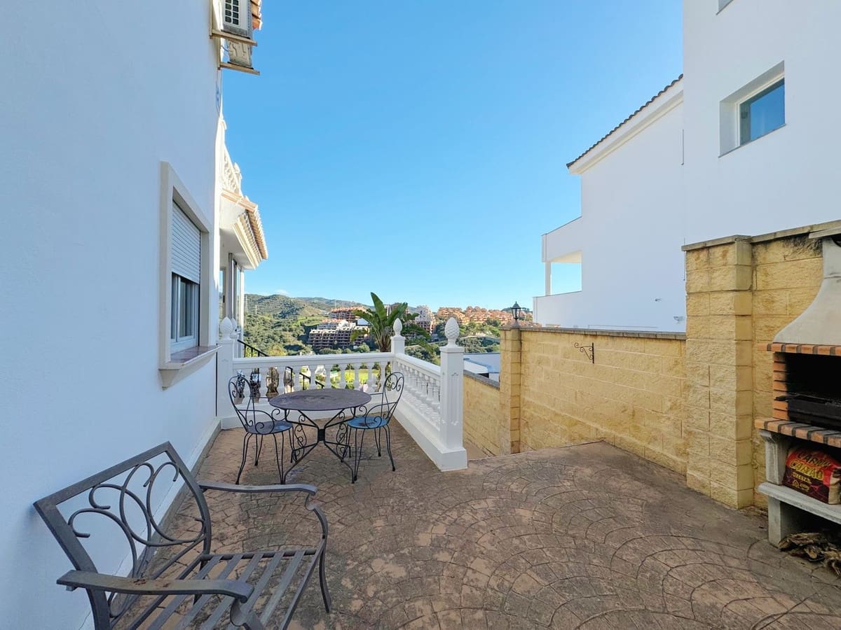 8 bedroom Villa for sale in Elviria with garage - € 1,450,000 (Ref: 9077269)