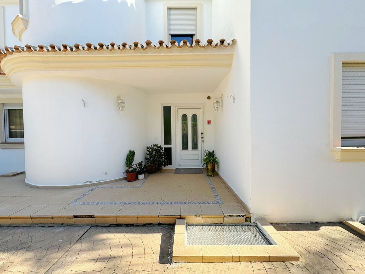 8 bedroom Villa for sale in Elviria with garage - € 1,450,000 (Ref: 9077269)