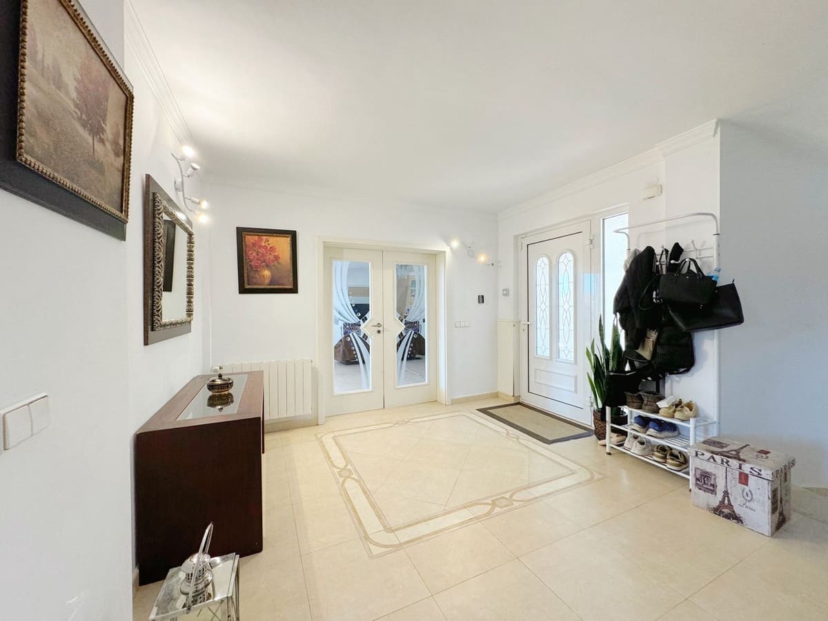 8 bedroom Villa for sale in Elviria with garage - € 1,450,000 (Ref: 9077269)