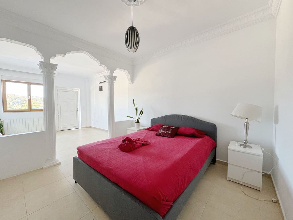 8 bedroom Villa for sale in Elviria with garage - € 1,450,000 (Ref: 9077269)