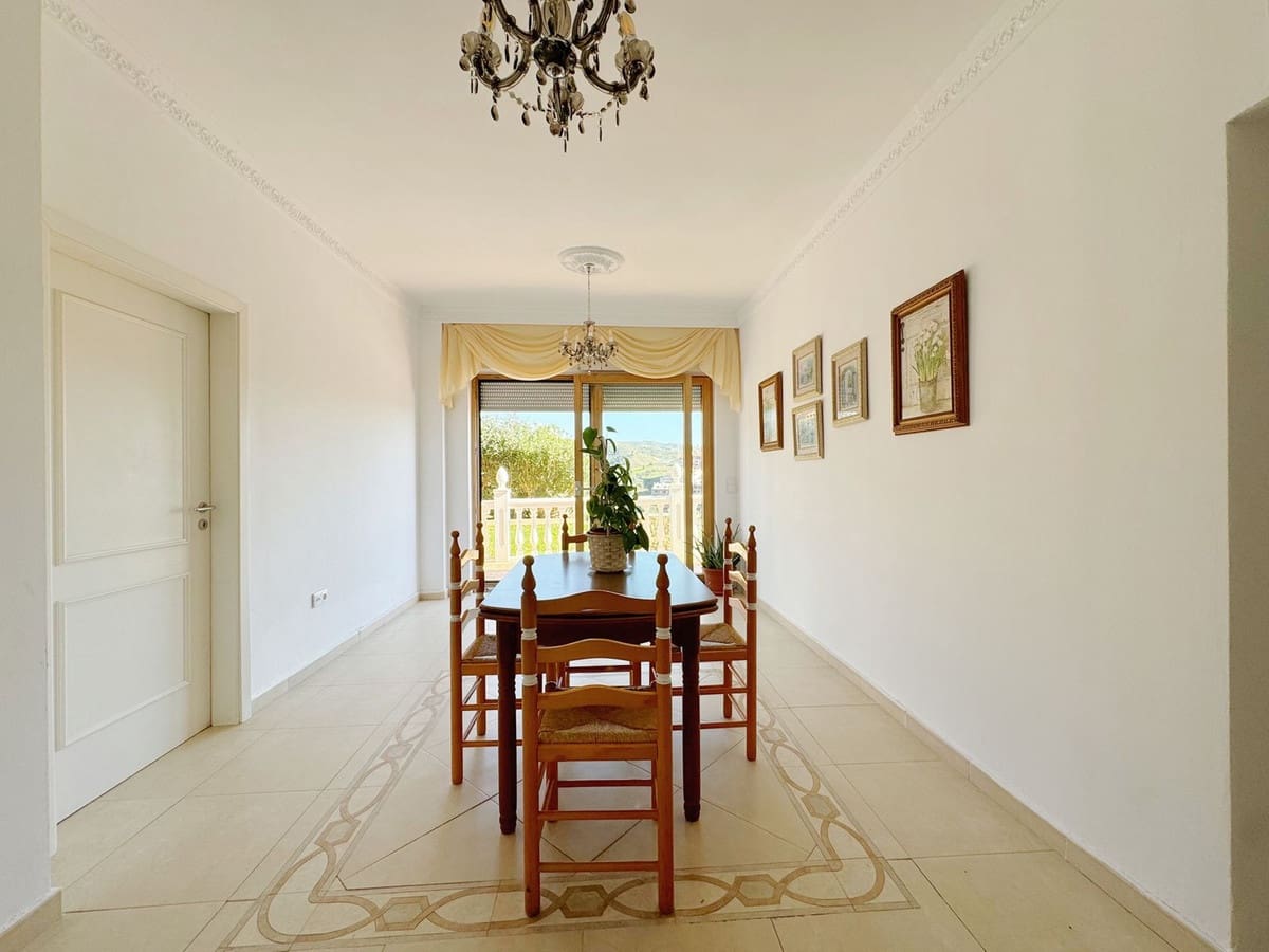 8 bedroom Villa for sale in Elviria with garage - € 1,450,000 (Ref: 9077269)