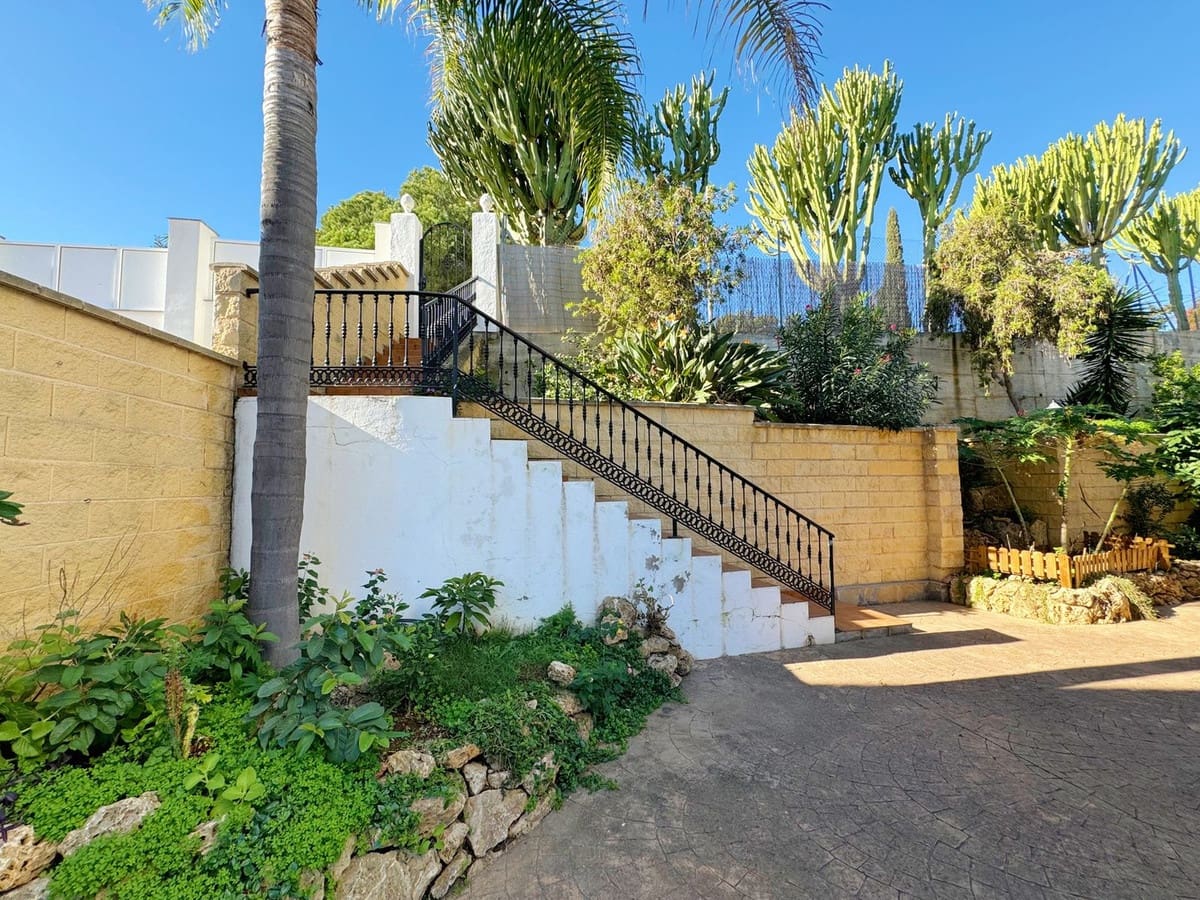8 bedroom Villa for sale in Elviria with garage - € 1,450,000 (Ref: 9077269)
