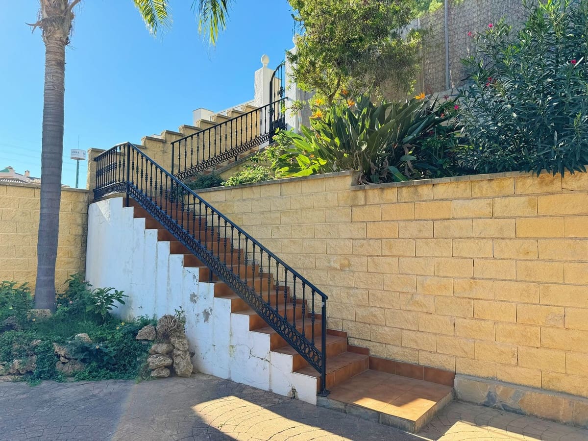 8 bedroom Villa for sale in Elviria with garage - € 1,450,000 (Ref: 9077269)