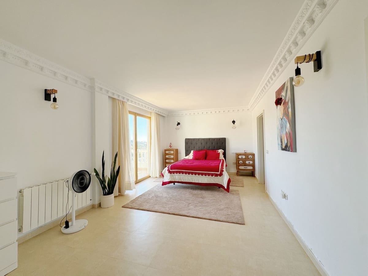 8 bedroom Villa for sale in Elviria with garage - € 1,450,000 (Ref: 9077269)