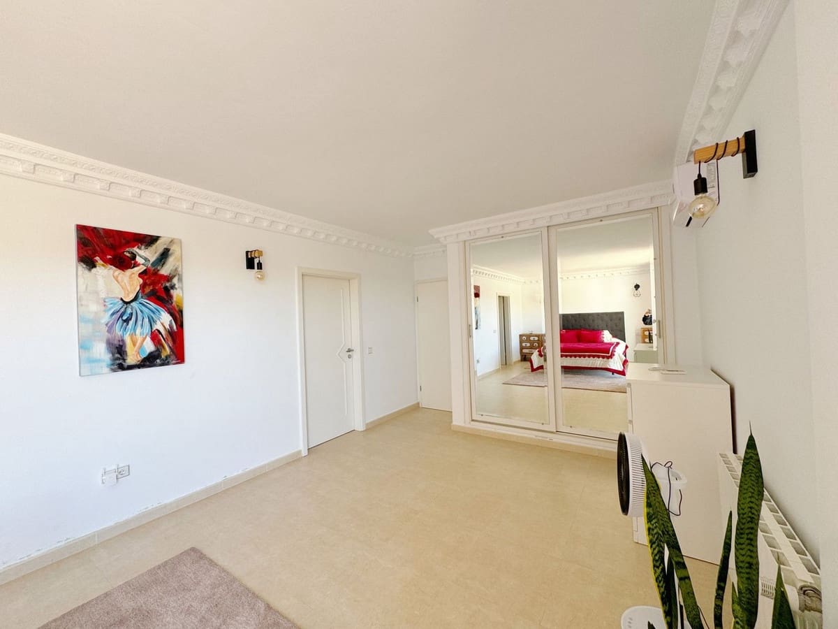 8 bedroom Villa for sale in Elviria with garage - € 1,450,000 (Ref: 9077269)