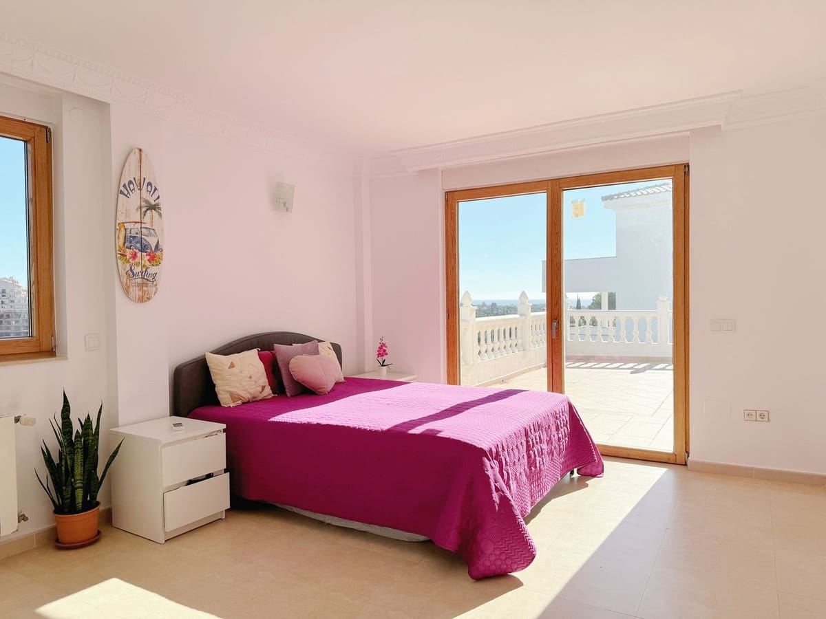 8 bedroom Villa for sale in Elviria with garage - € 1,450,000 (Ref: 9077269)