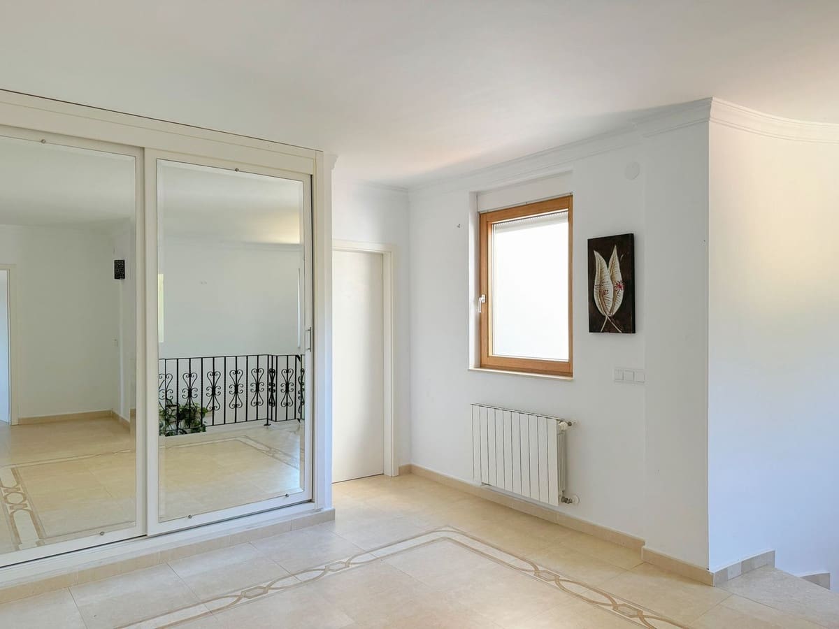 8 bedroom Villa for sale in Elviria with garage - € 1,450,000 (Ref: 9077269)