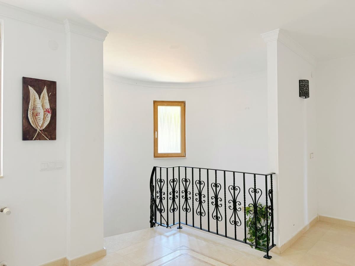 8 bedroom Villa for sale in Elviria with garage - € 1,450,000 (Ref: 9077269)