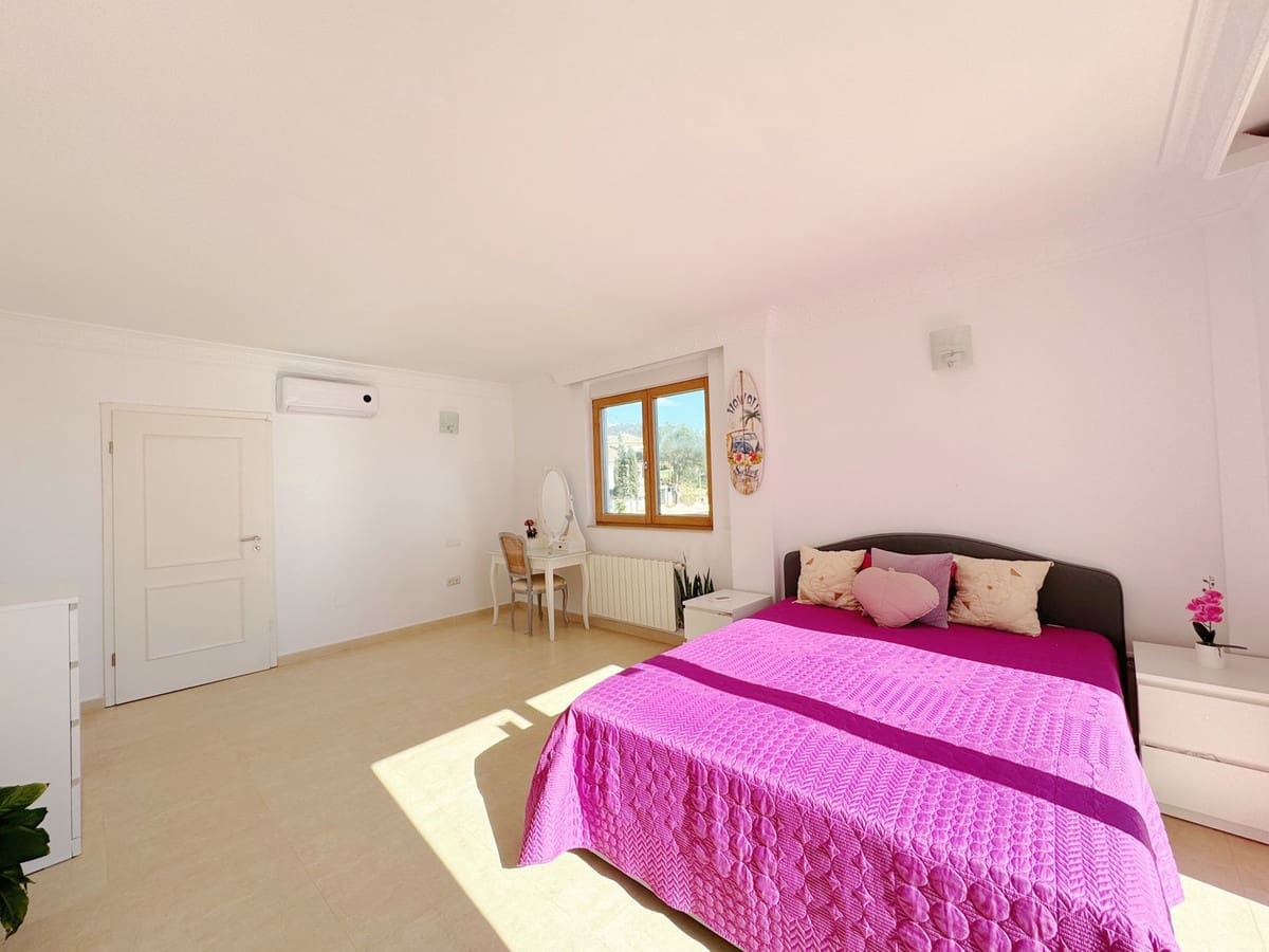 8 bedroom Villa for sale in Elviria with garage - € 1,450,000 (Ref: 9077269)