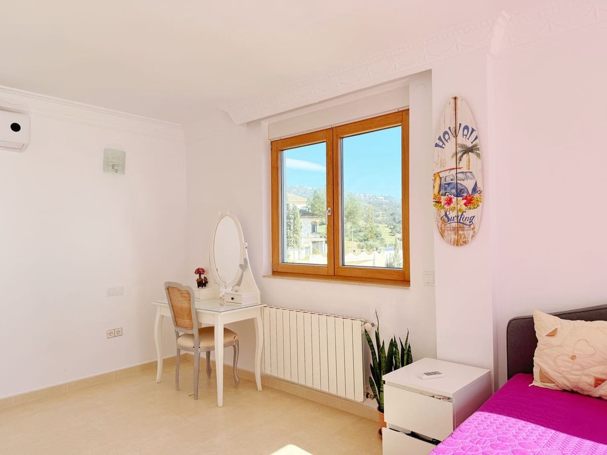8 bedroom Villa for sale in Elviria with garage - € 1,450,000 (Ref: 9077269)