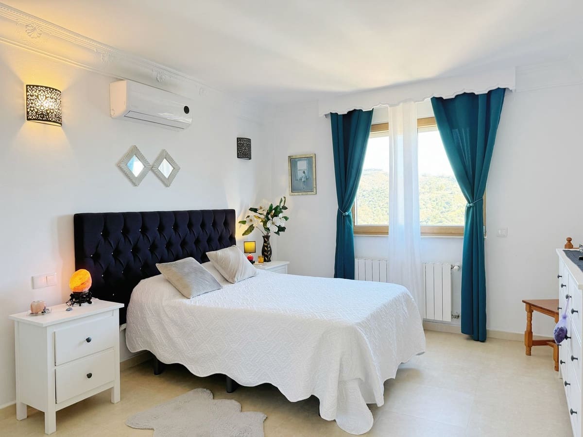 8 bedroom Villa for sale in Elviria with garage - € 1,450,000 (Ref: 9077269)