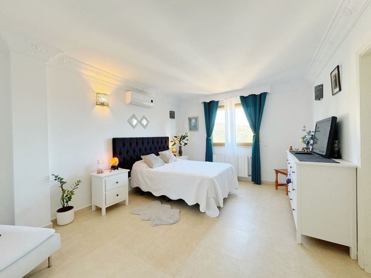 8 bedroom Villa for sale in Elviria with garage - € 1,450,000 (Ref: 9077269)