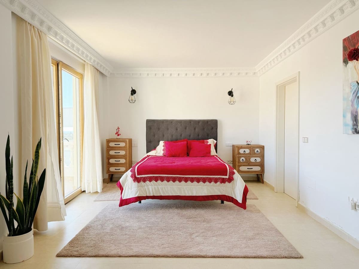 8 bedroom Villa for sale in Elviria with garage - € 1,450,000 (Ref: 9077269)