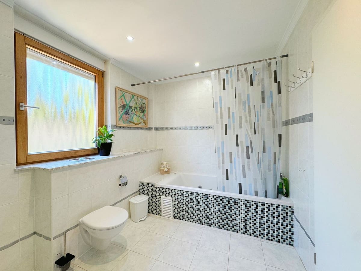 8 bedroom Villa for sale in Elviria with garage - € 1,450,000 (Ref: 9077269)
