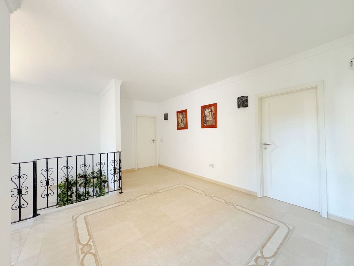 8 bedroom Villa for sale in Elviria with garage - € 1,450,000 (Ref: 9077269)