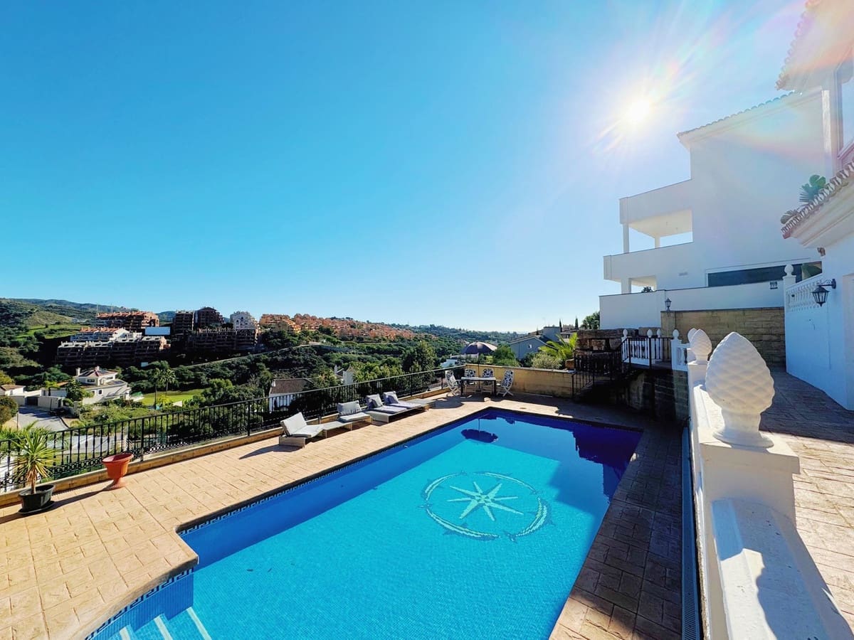 8 bedroom Villa for sale in Elviria with garage - € 1,450,000 (Ref: 9077269)