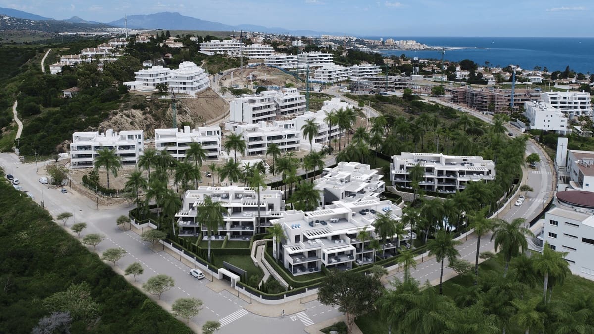 2 bedroom Apartment for sale in Estepona - € 495,000 (Ref: 9077346)
