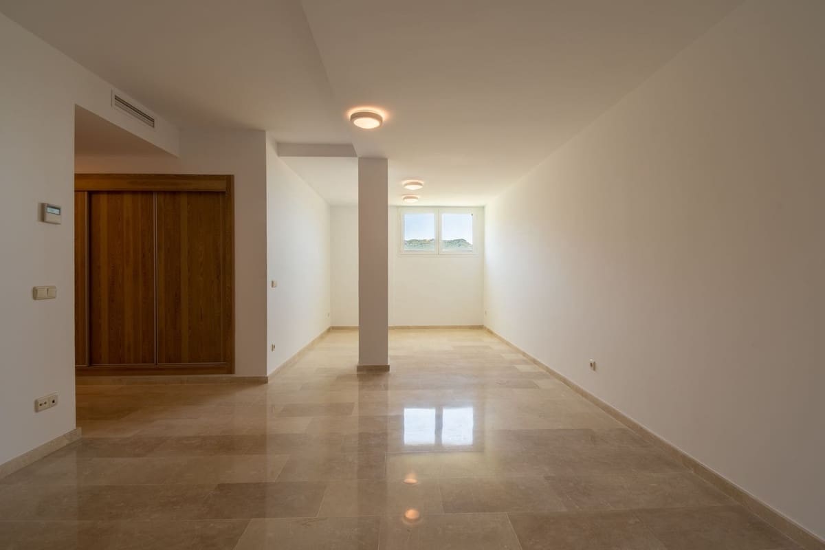 5 bedroom Villa for sale in Benahavis with garage - € 1,400,000 (Ref: 9077362)