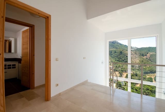 5 bedroom Villa for sale in Benahavís with garage - € 1,400,000 (Ref: 9077362)