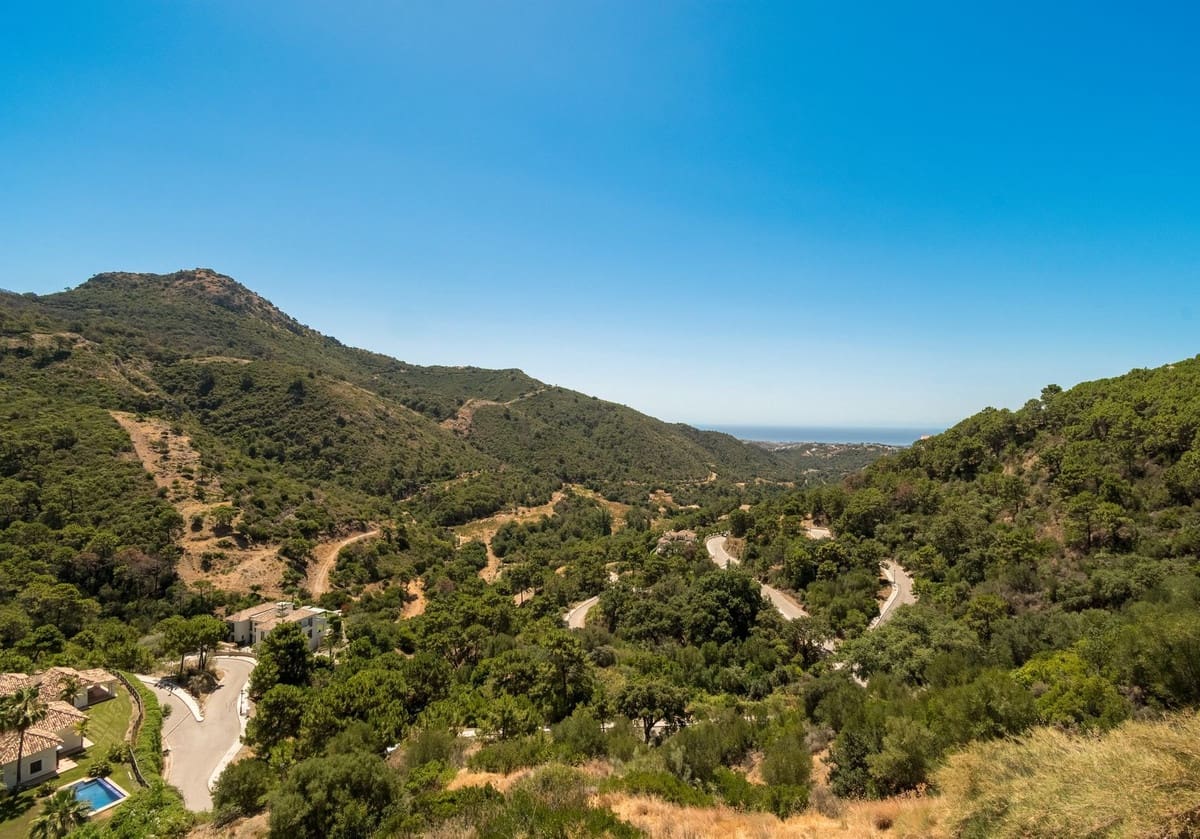 5 bedroom Villa for sale in Benahavis with garage - € 1,400,000 (Ref: 9077362)