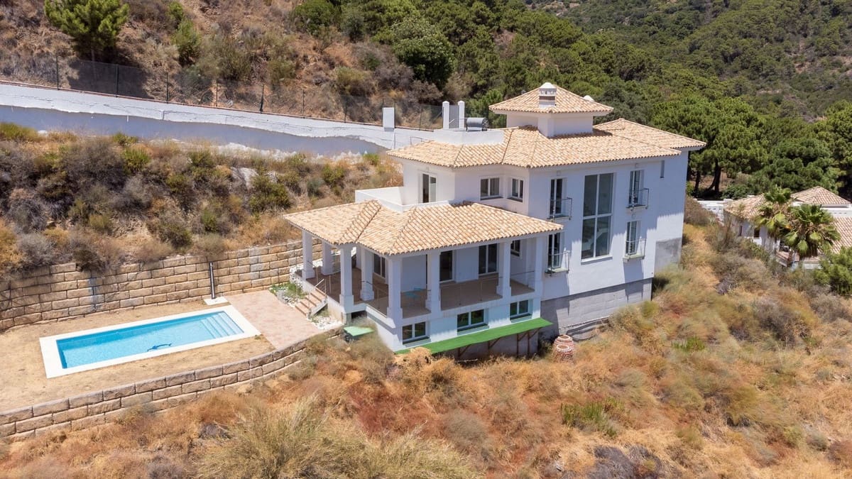 5 bedroom Villa for sale in Benahavis with garage - € 1,400,000 (Ref: 9077362)