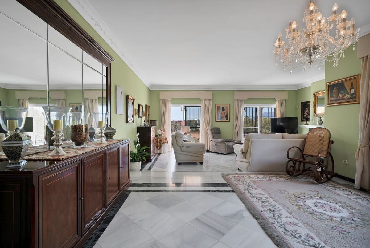 6 bedroom Villa for sale in San Pedro de Alcantara with garage - € 1,400,000 (Ref: 9077363)