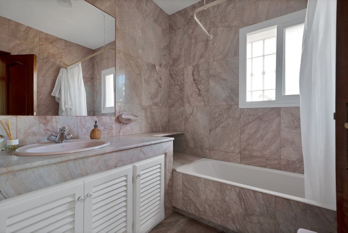 6 bedroom Villa for sale in San Pedro de Alcantara with garage - € 1,400,000 (Ref: 9077363)