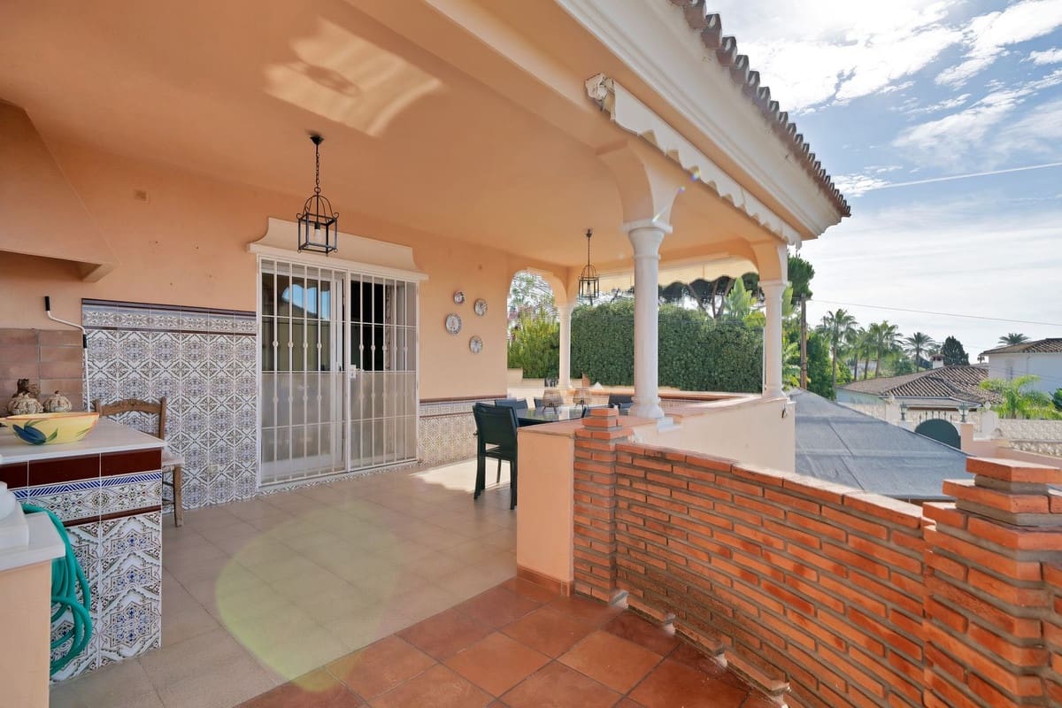 6 bedroom Villa for sale in San Pedro de Alcantara with garage - € 1,400,000 (Ref: 9077363)