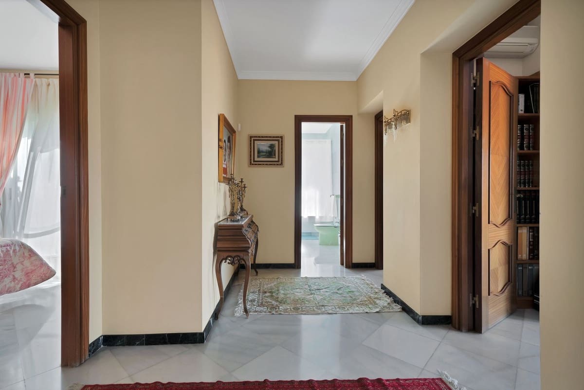 6 bedroom Villa for sale in San Pedro de Alcantara with garage - € 1,400,000 (Ref: 9077363)