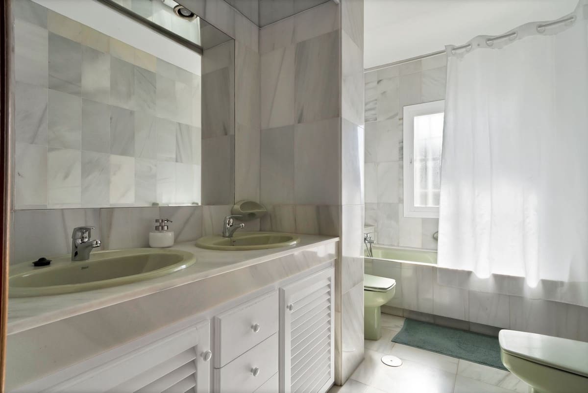 6 bedroom Villa for sale in San Pedro de Alcantara with garage - € 1,400,000 (Ref: 9077363)