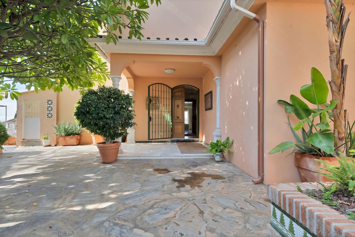 6 bedroom Villa for sale in San Pedro de Alcantara with garage - € 1,400,000 (Ref: 9077363)