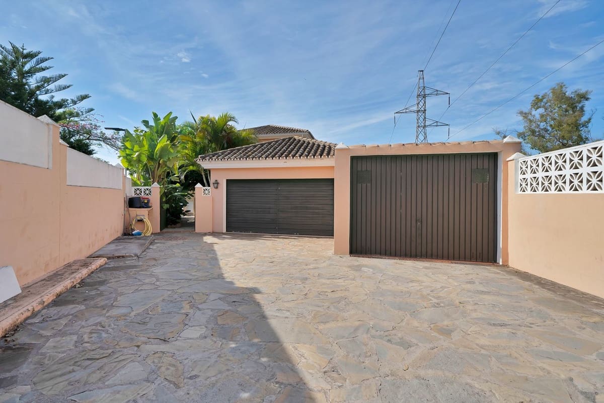 6 bedroom Villa for sale in San Pedro de Alcantara with garage - € 1,400,000 (Ref: 9077363)
