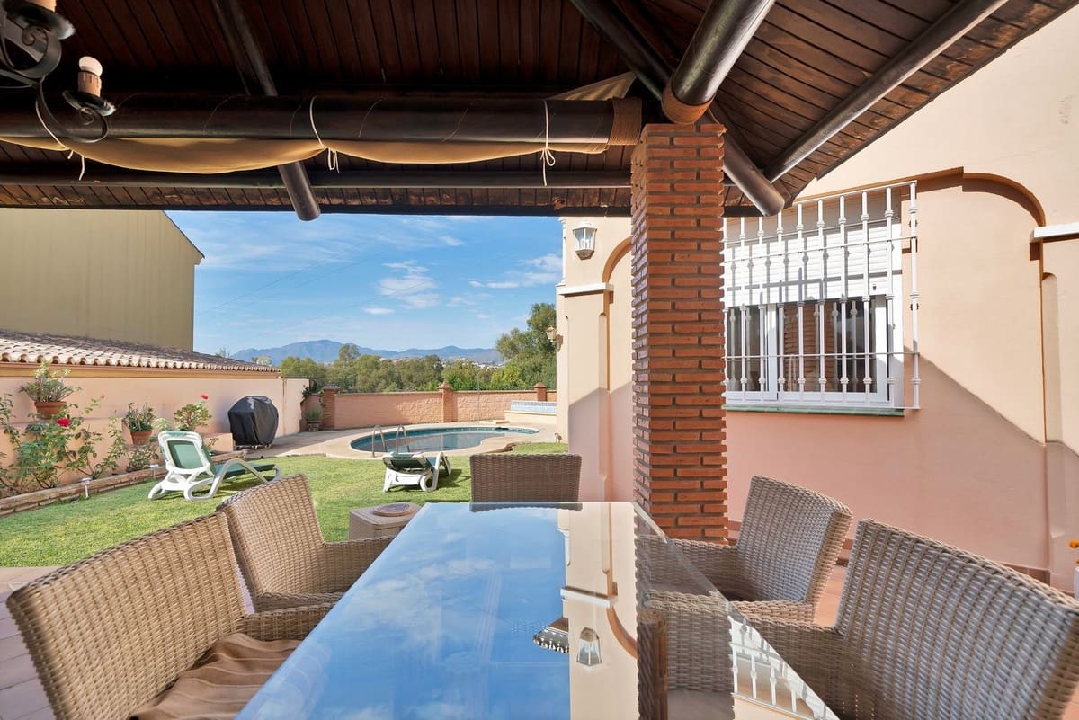 6 bedroom Villa for sale in San Pedro de Alcantara with garage - € 1,400,000 (Ref: 9077363)