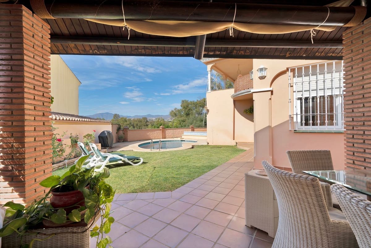 6 bedroom Villa for sale in San Pedro de Alcantara with garage - € 1,400,000 (Ref: 9077363)