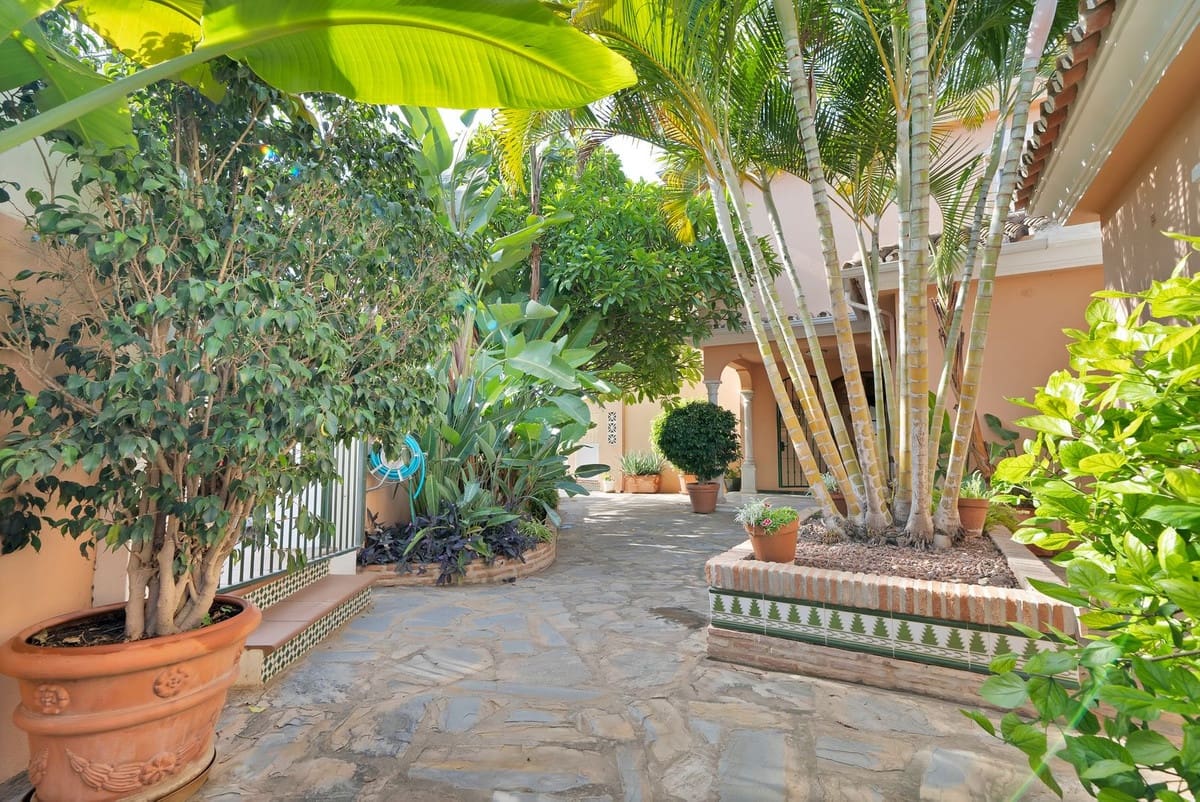 6 bedroom Villa for sale in San Pedro de Alcantara with garage - € 1,400,000 (Ref: 9077363)