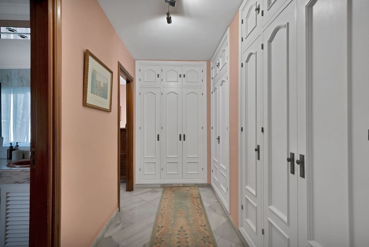 6 bedroom Villa for sale in San Pedro de Alcantara with garage - € 1,350,000 (Ref: 9077363)