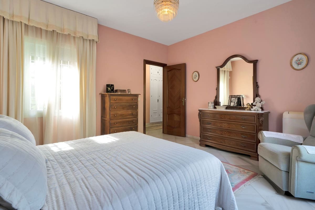 6 bedroom Villa for sale in San Pedro de Alcantara with garage - € 1,350,000 (Ref: 9077363)