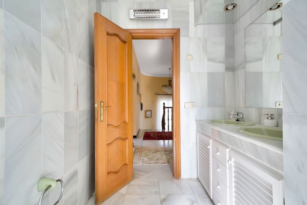 6 bedroom Villa for sale in San Pedro de Alcantara with garage - € 1,350,000 (Ref: 9077363)