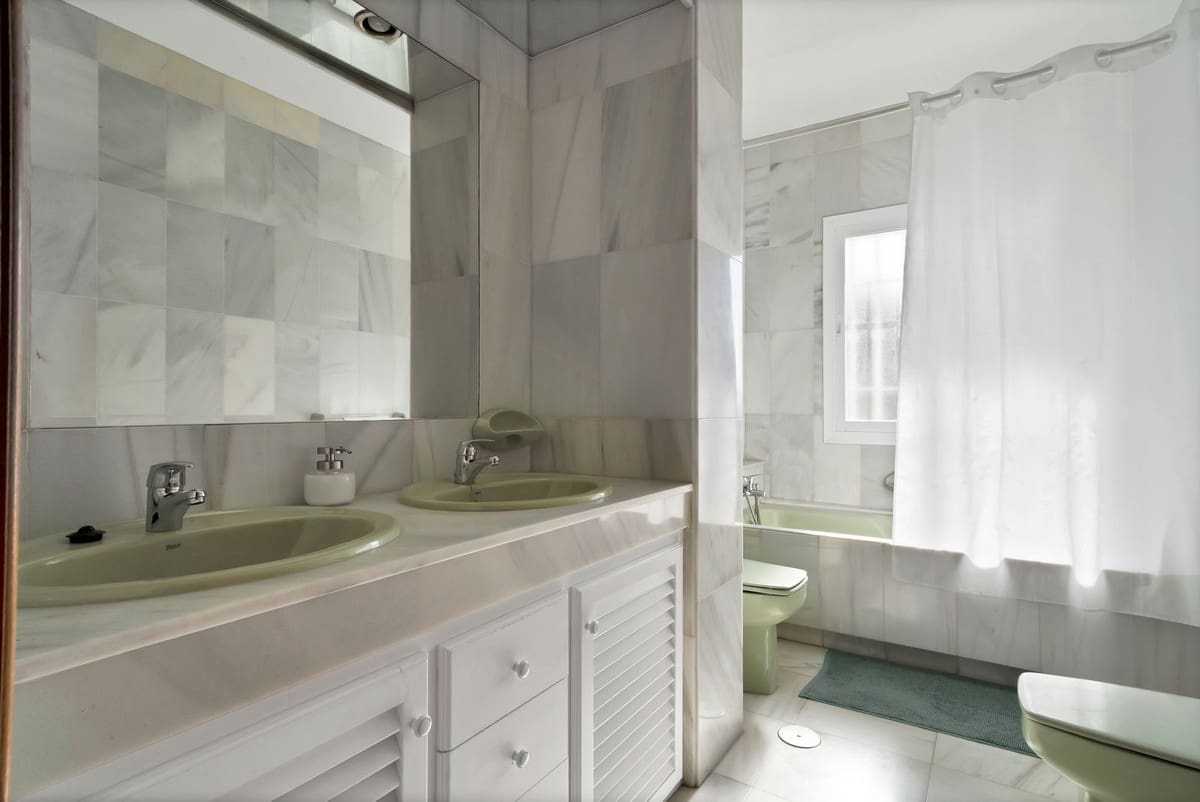 6 bedroom Villa for sale in San Pedro de Alcantara with garage - € 1,350,000 (Ref: 9077363)