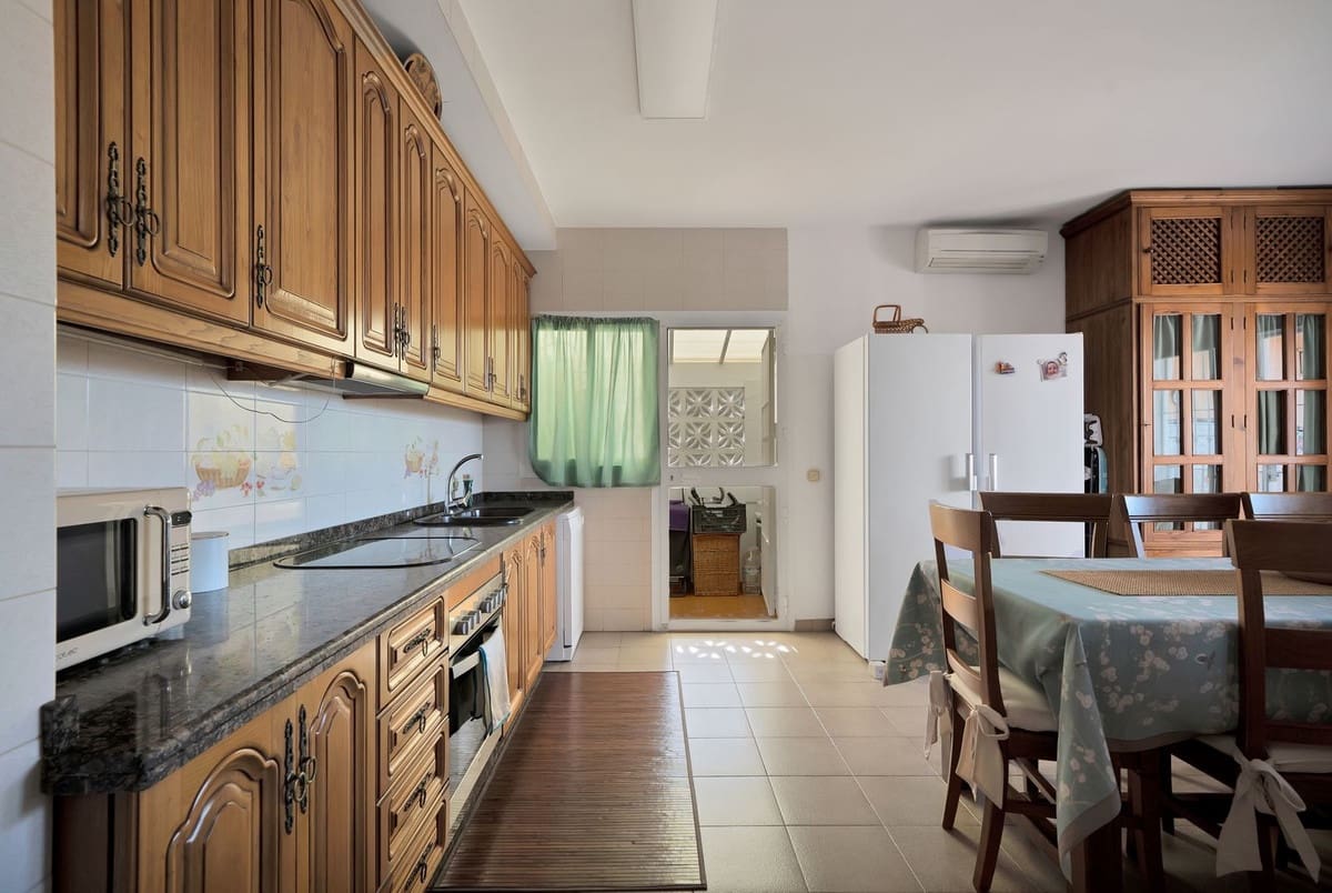 6 bedroom Villa for sale in San Pedro de Alcantara with garage - € 1,350,000 (Ref: 9077363)