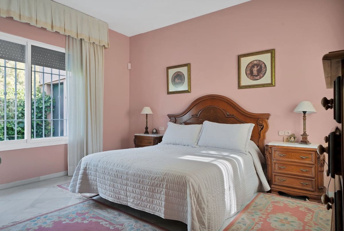 6 bedroom Villa for sale in San Pedro de Alcantara with garage - € 1,350,000 (Ref: 9077363)