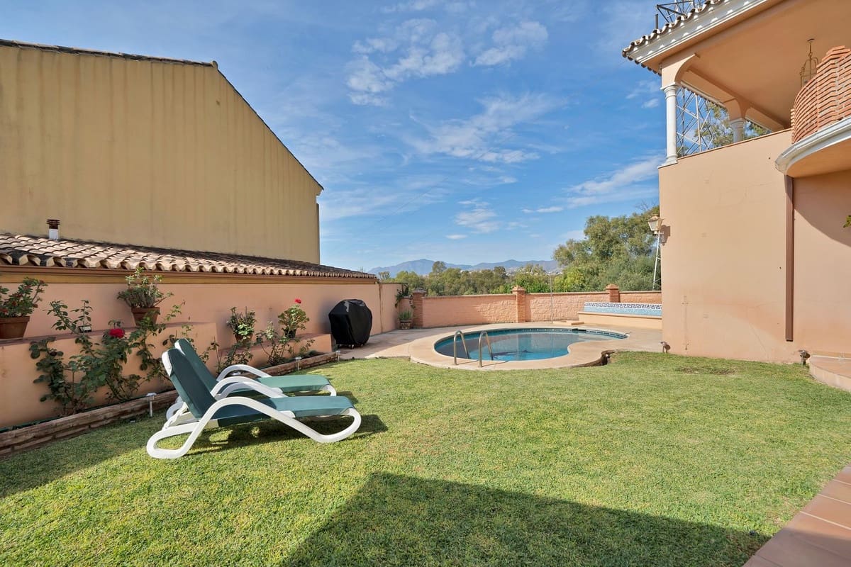 6 bedroom Villa for sale in San Pedro de Alcantara with garage - € 1,350,000 (Ref: 9077363)